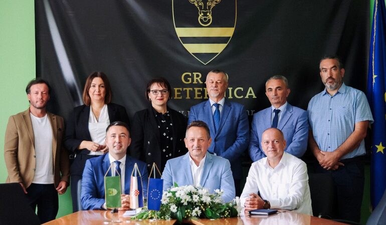 POTPISAN UGOVOR ZA ZAVRŠETAK REKONSTRUKCIJE TE PROŠIRENJA SUSTAVA ODVODNJE OTPADNIH VODA U OKVIRU PROJEKTA RAZVOJ VODNO-KOMUNALNE INFRASTRUKTURE AGLOMERACIJE PLETERNICA
