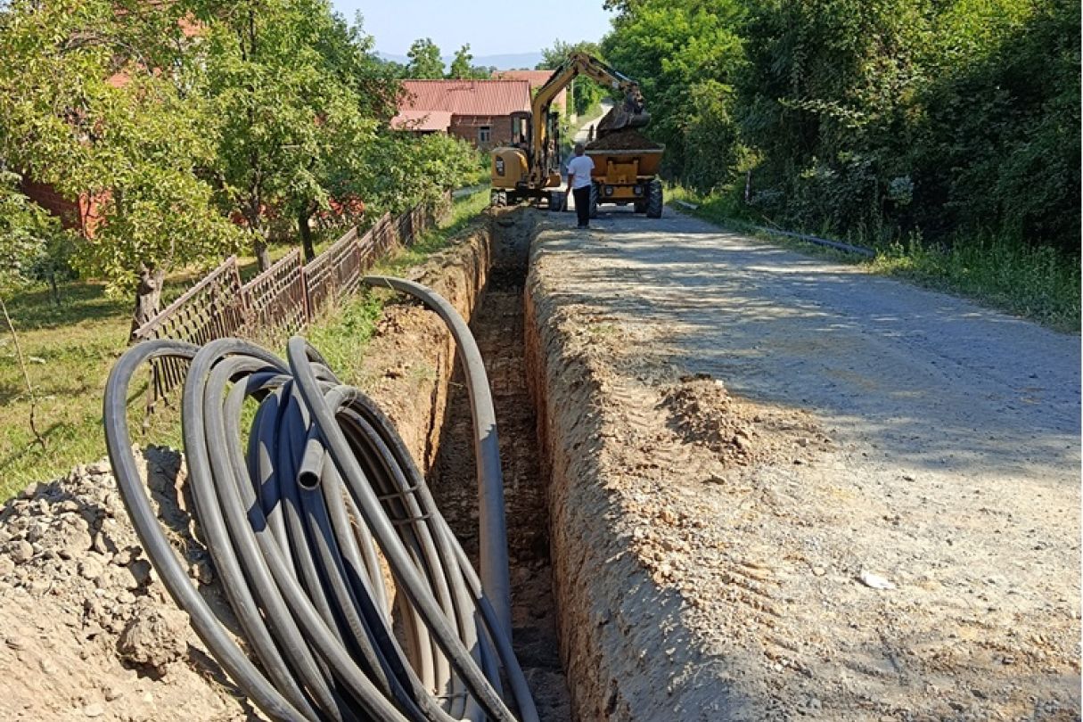 IZGRADNJA VODOVODNE MREŽE U NASELJU KOMUŠINA